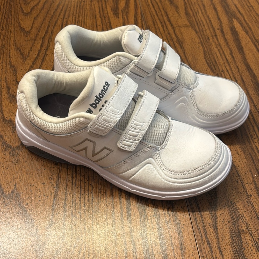New Balance 813Hv1 women’s size 7 shoes. White leather rollbar walking sneakers